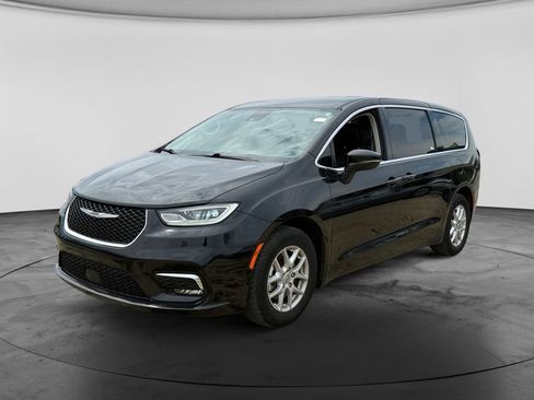 Used 2023 Chrysler Pacifica Touring-L FWD image 5