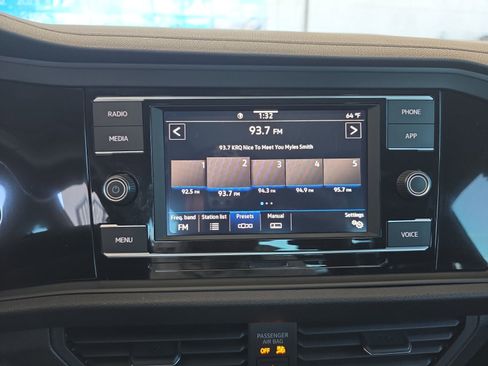 Certified 2023 Volkswagen Jetta SE image 12