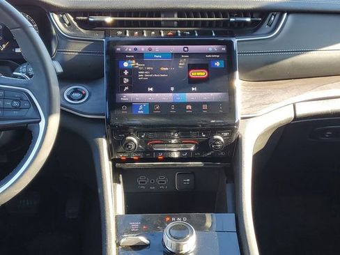 Used 2024 Jeep Grand Cherokee Limited image 33