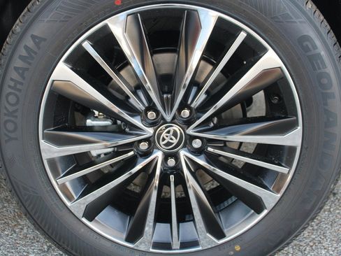 Used 2026 Toyota Highlander Platinum AWD/4WD image 35