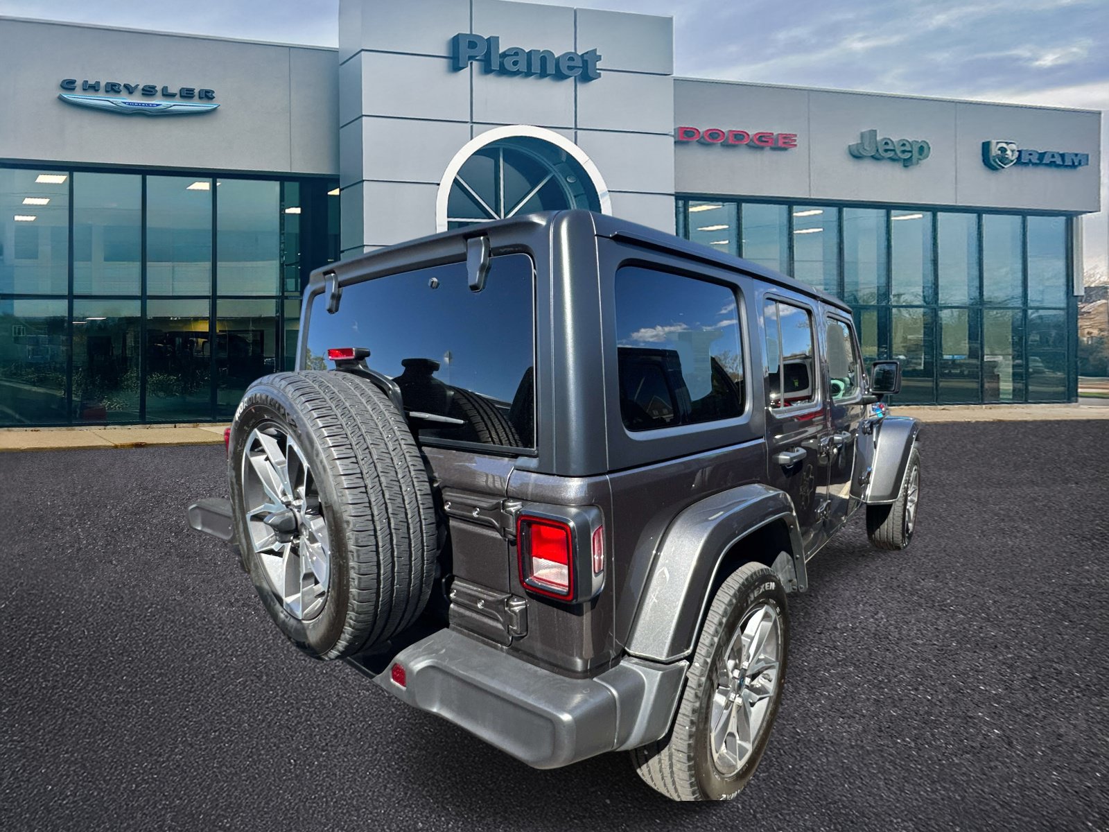 Used 2024 Jeep Wrangler Unlimited w/ Convenience Group AWD/4WD image 2