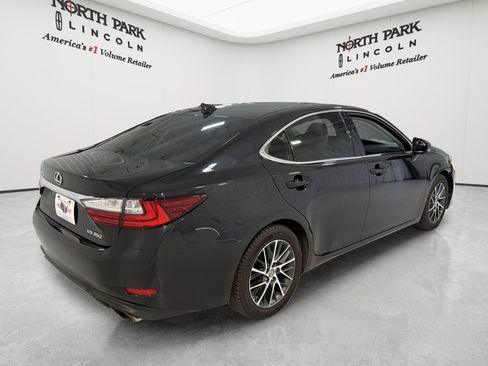 Used 2017 Lexus ES 350 w/ Luxury Package FWD image 5