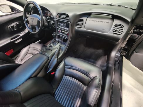 Used 2004 Chevrolet Corvette Coupe w/ Preferred Equipment Group RWD image 12