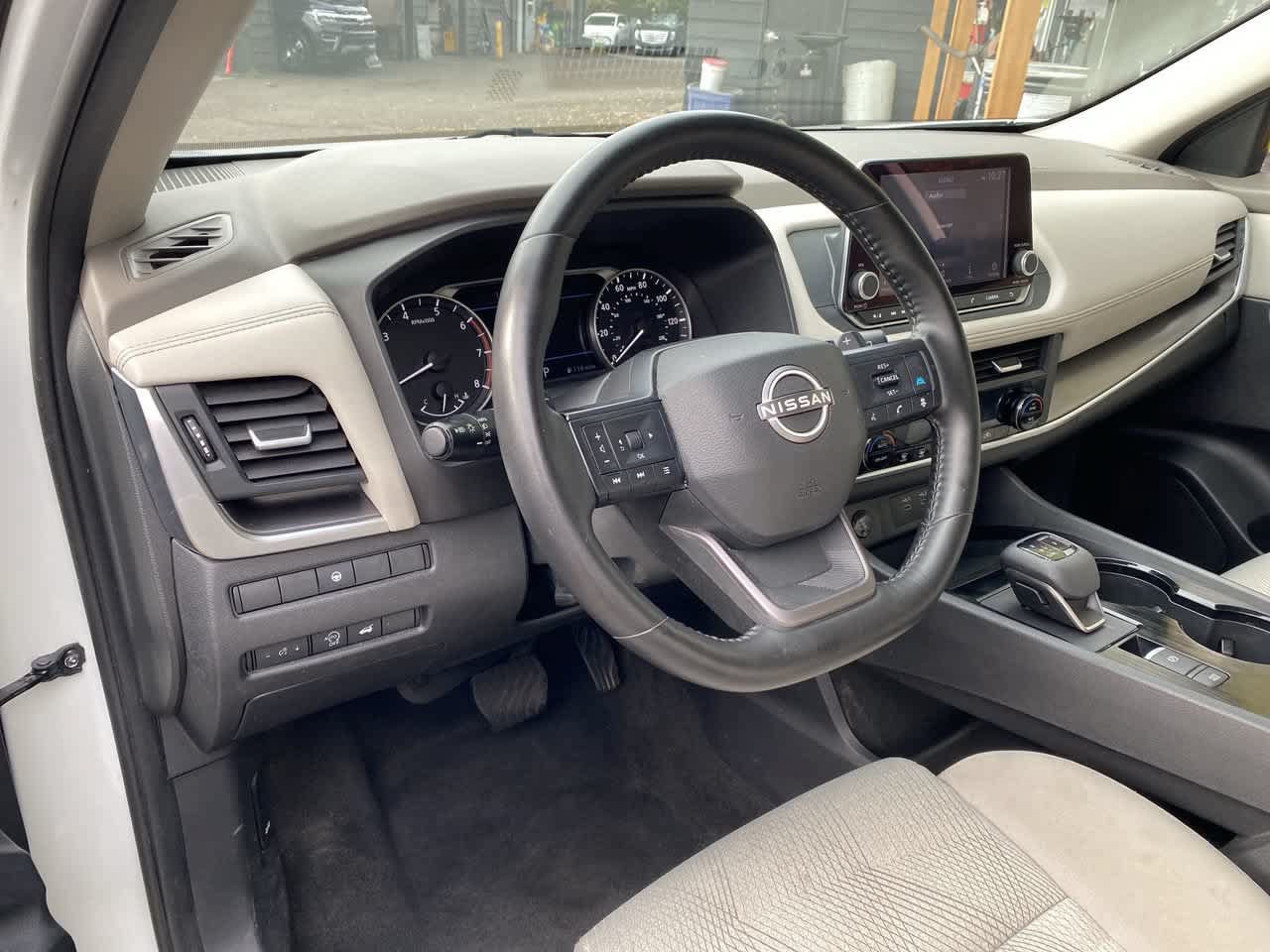 Used 2025 Nissan Rogue SV AWD/4WD image 2
