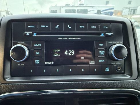 Used 2016 Dodge Grand Caravan SE image 36