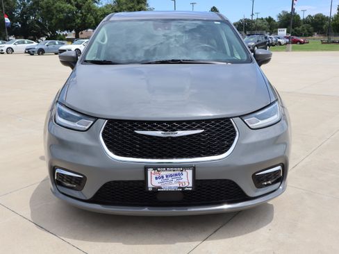 Used 2023 Chrysler Pacifica Touring-L FWD image 2
