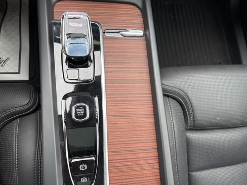 Certified 2024 Volvo XC60 T8 Ultimate w/ Protection Package Premier image 27