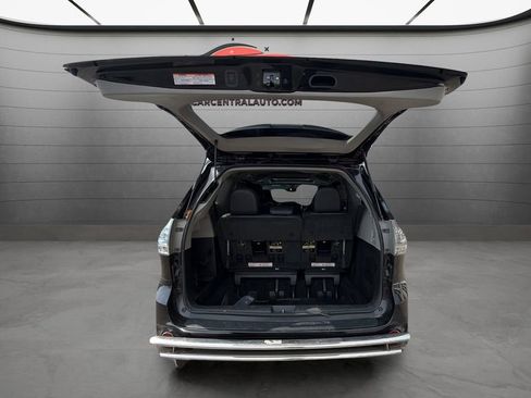 Used 2017 Toyota Sienna SE Premium image 30