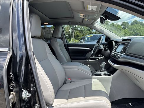 Used 2018 Toyota Highlander XLE AWD/4WD image 26