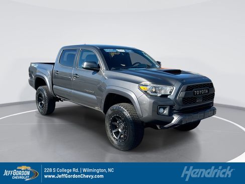 Used 2018 Toyota Tacoma TRD Sport image 1
