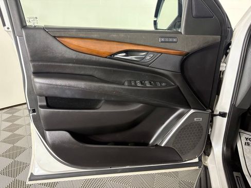 Used 2019 Cadillac Escalade Luxury AWD/4WD image 12