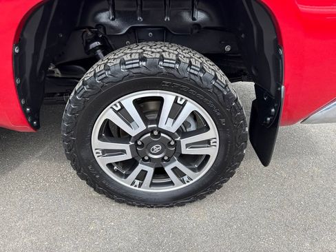Used 2017 Toyota Tundra SR5 w/ SR5 Upgrade Package AWD/4WD image 31
