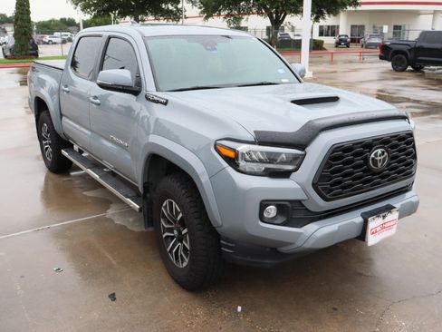 Used 2021 Toyota Tacoma TRD Sport w/ Technology Package RWD image 2