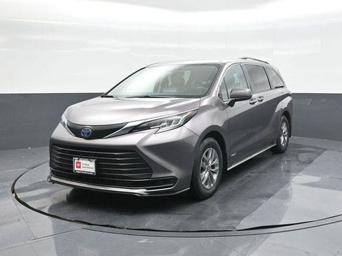 Certified 2021 Toyota Sienna LE FWD image 1