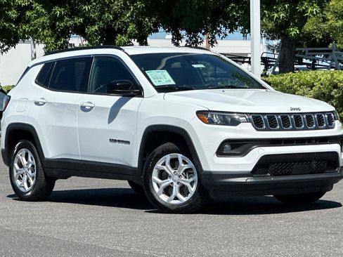 Certified 2024 Jeep Compass Latitude AWD/4WD image 2