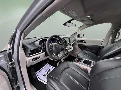 Used 2024 Chrysler Pacifica Touring-L image 13