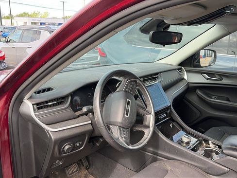 Used 2023 Jeep Grand Cherokee Laredo AWD/4WD image 7