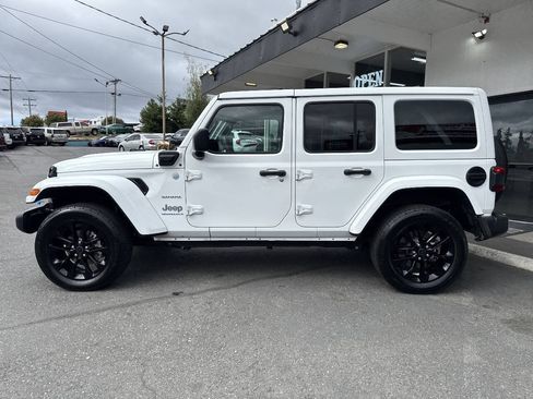 Used 2024 Jeep Wrangler Unlimited Sahara w/ Technology Group AWD/4WD image 2