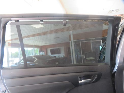 Used 2020 Toyota Highlander XLE FWD image 20