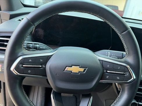 Used 2025 Chevrolet Traverse LT FWD image 8