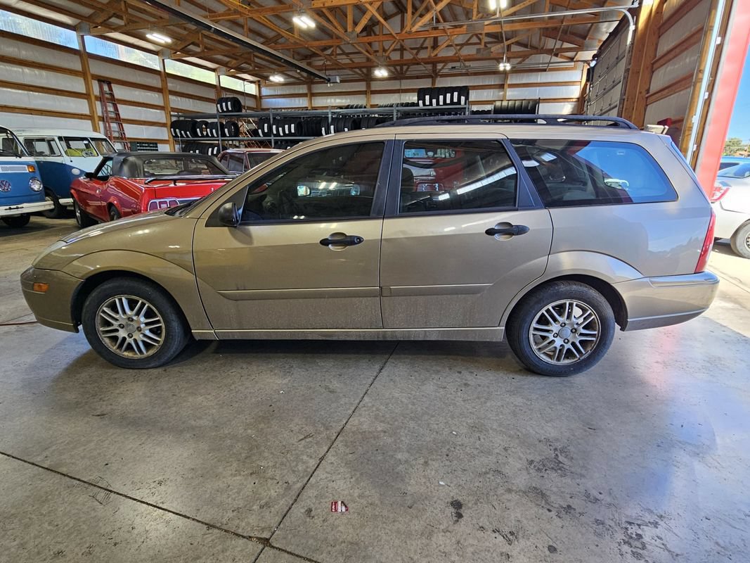 Used 2003 Ford Focus Wagon FWD image 2