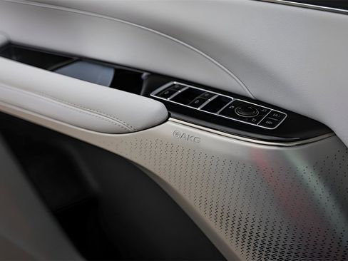 Certified 2024 Cadillac Lyriq Luxury image 20