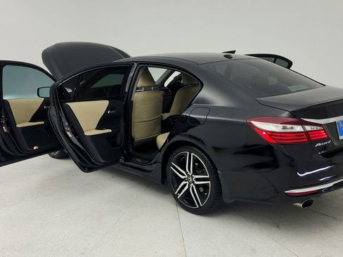 Used 2016 Honda Accord Touring image 12
