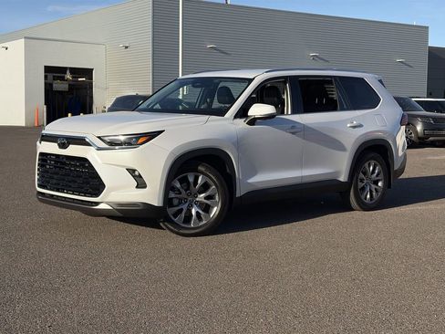 Used 2024 Toyota Grand Highlander Limited FWD image 3