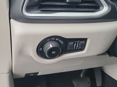 Used 2023 Chrysler Pacifica Touring-L FWD image 18