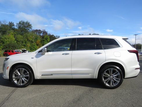 Used 2022 Cadillac XT6 Premium Luxury image 9