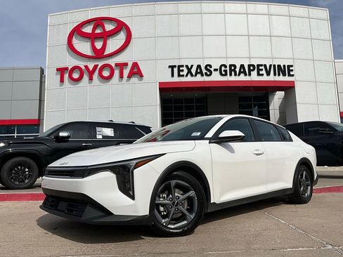 Used 2025 Kia K4 LXS image 2