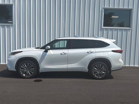 Used 2021 Toyota Highlander Platinum AWD/4WD image 2