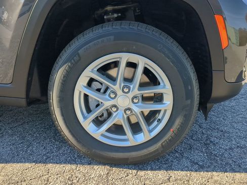 New 2025 Jeep Grand Cherokee Laredo image 9