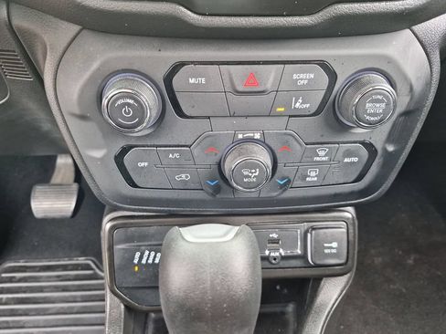 Used 2021 Jeep Renegade Latitude AWD/4WD image 26