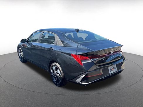 Used 2025 Hyundai Elantra SEL image 13