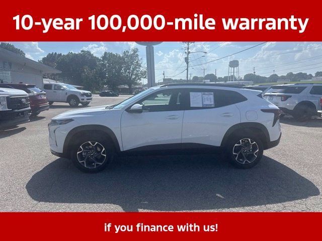 Used 2025 Chevrolet Trax LT w/ LT Convenience Package FWD image 2