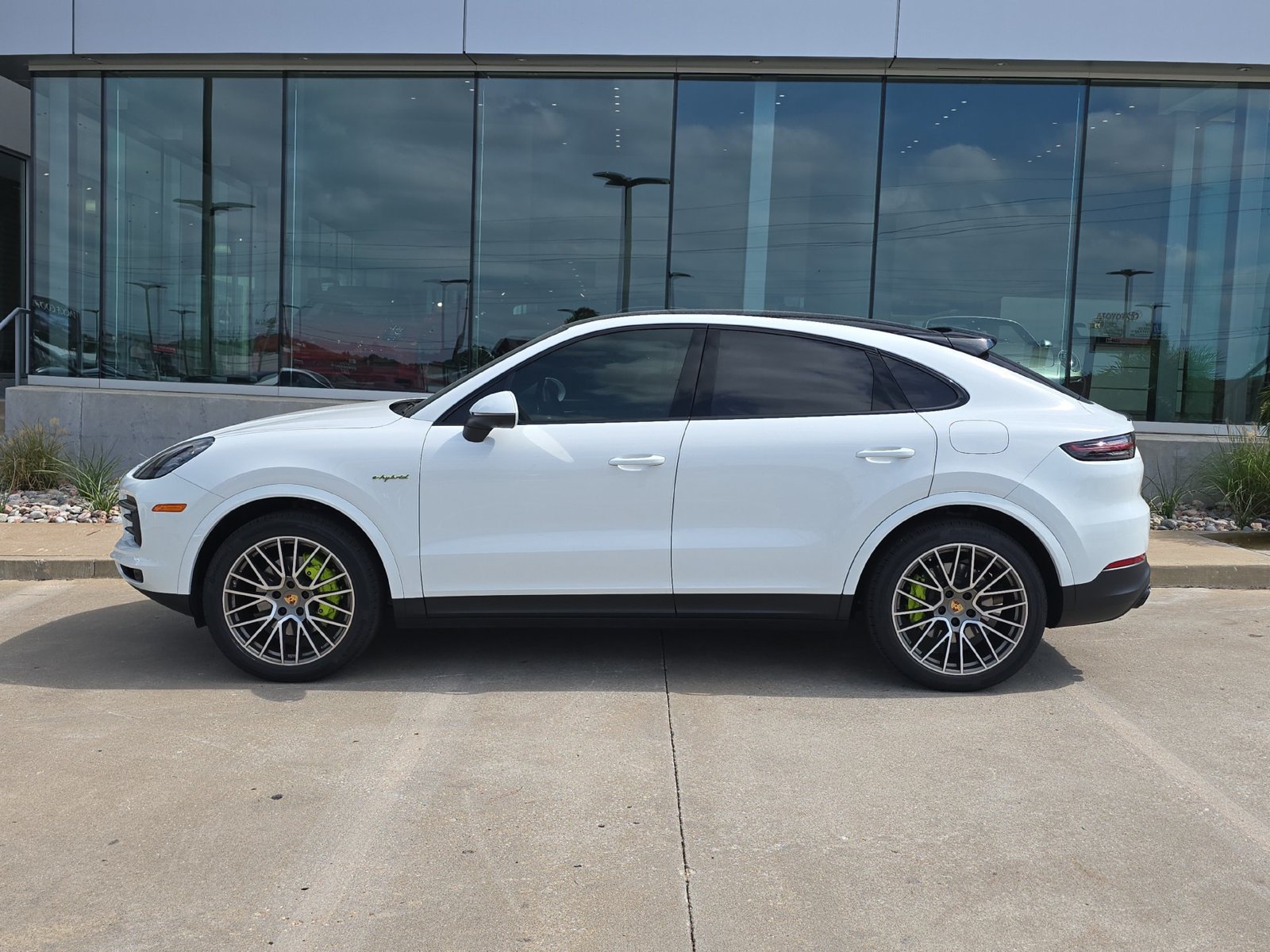 Certified 2023 Porsche Cayenne Platinum Edition AWD/4WD image 2