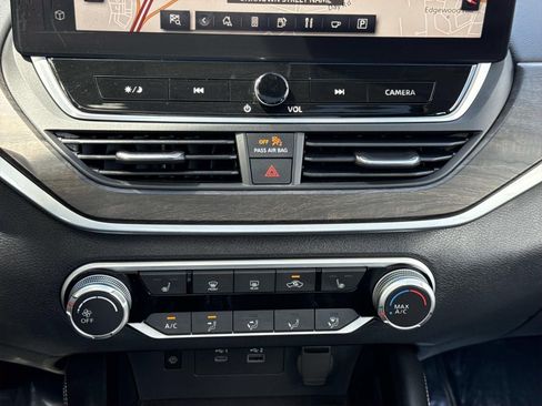 Used 2023 Nissan Altima 2.5 SV w/ SV Premium Package AWD/4WD image 12