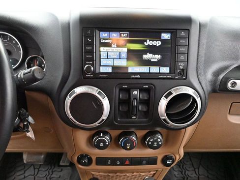 Used 2017 Jeep Wrangler Unlimited Sahara w/ Connectivity Group AWD/4WD image 20