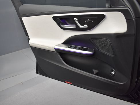 Used 2022 Mercedes-Benz C 300 4MATIC Sedan image 5