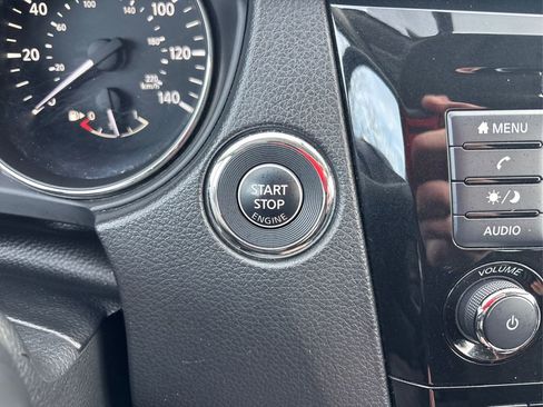 Used 2018 Nissan Rogue SV image 31