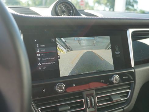 Certified 2024 Porsche Macan AWD/4WD image 19