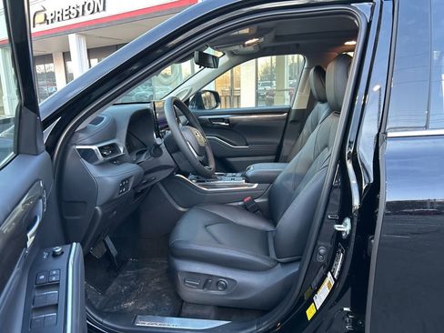 New 2026 Toyota Highlander Platinum image 10