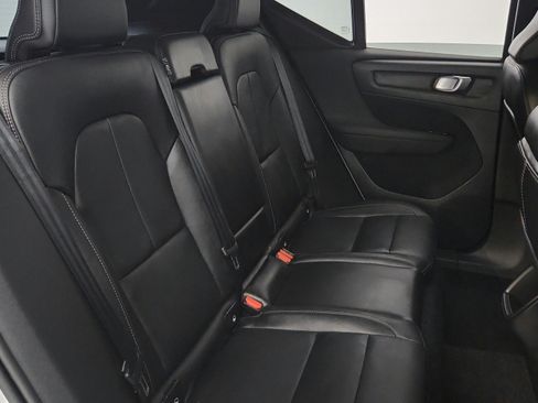 Used 2020 Volvo XC40 T4 Momentum FWD image 32
