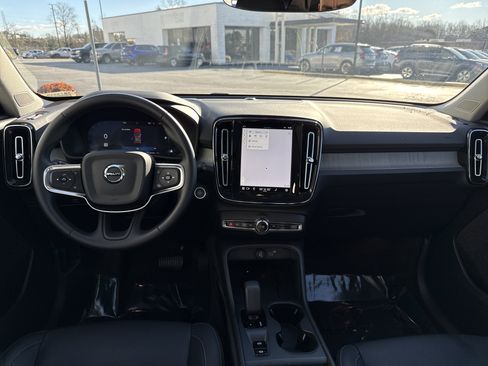 Used 2025 Volvo XC40 B5 Core image 29