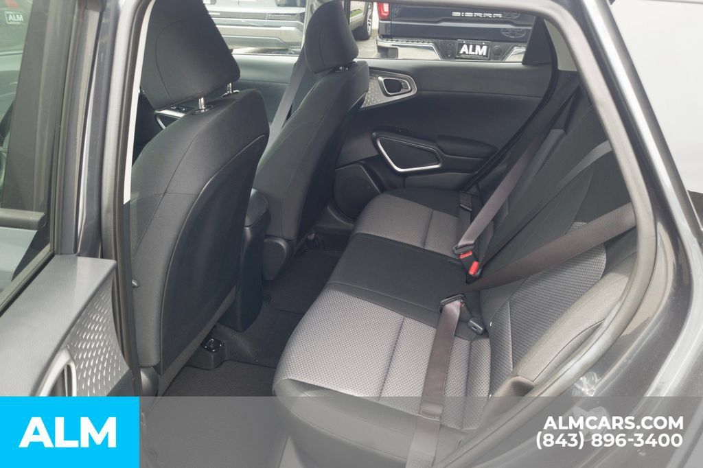 Used 2025 Kia Soul LX w/ LX Technology Package FWD image 17