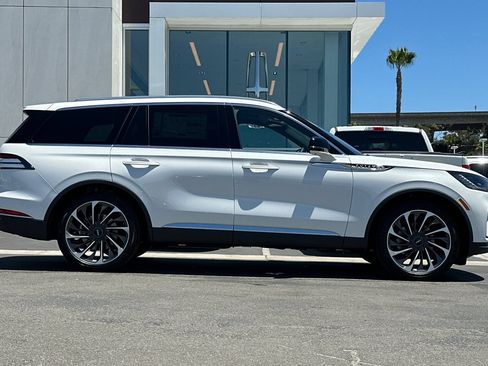 New 2026 Lincoln Aviator Reserve w/ Illumination Package RWD image 2