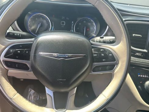 Used 2017 Chrysler Pacifica Limited FWD image 36