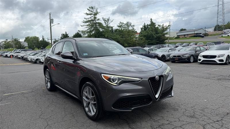 Used 2018 Alfa Romeo Stelvio Ti Sport AWD/4WD image 3
