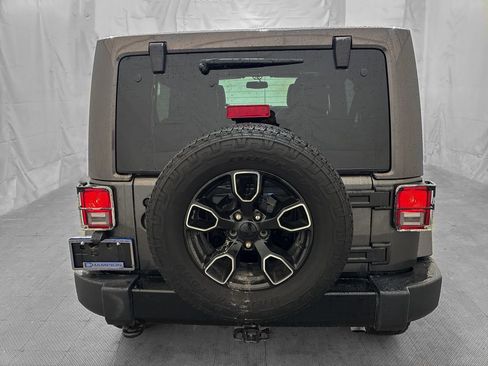 Used 2017 Jeep Wrangler Unlimited Sahara AWD/4WD image 5